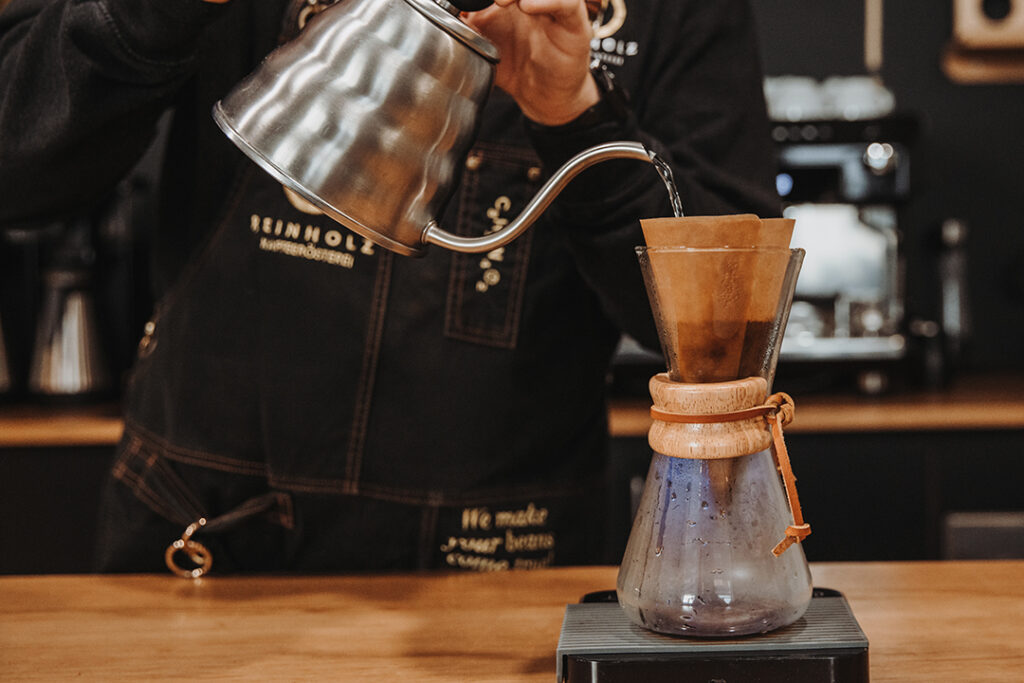 Filterkaffee kochen mit der Chemex beim gleichmäßigen Aufgießen