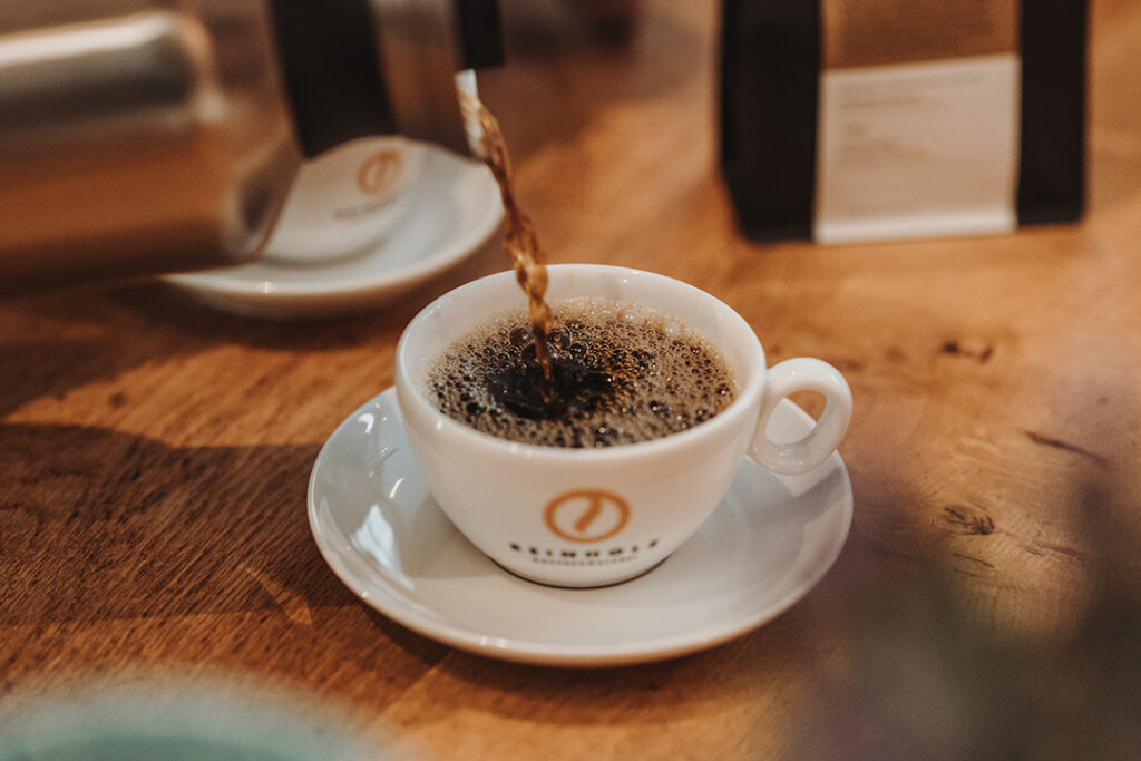 Frisch gebrühter Filterkaffee in weißer Tasse