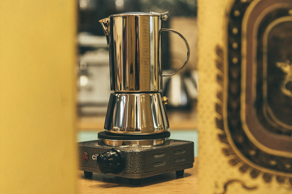 Bialetti Espressokocher auf Herdplatte in warmer Küchenszene