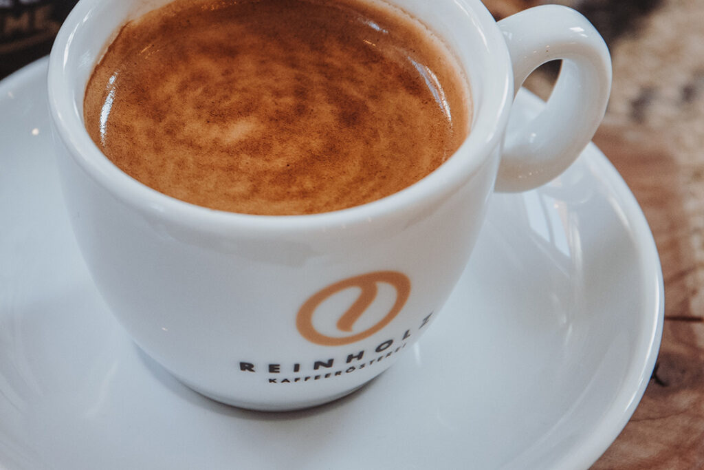 caffe crema tasse mit crema nahaufnahme vollautomat kaffee