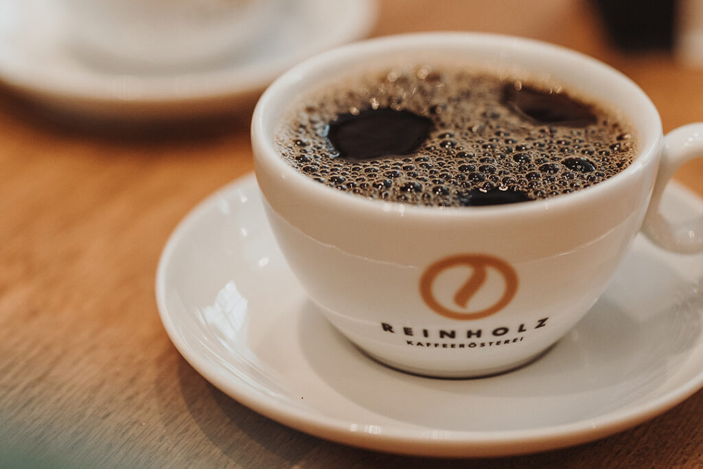 filterkaffee tasse schwarzkaffee oberflaeche klar ohne crema