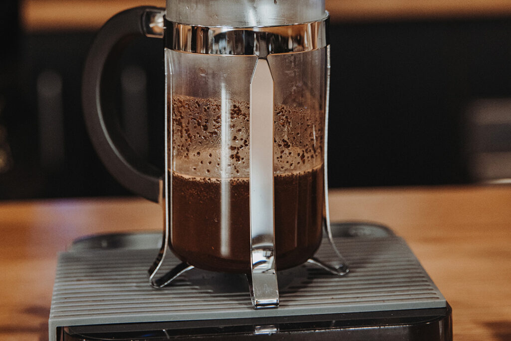 French Press Kaffee beim Blooming nach dem ersten Aufgießen
