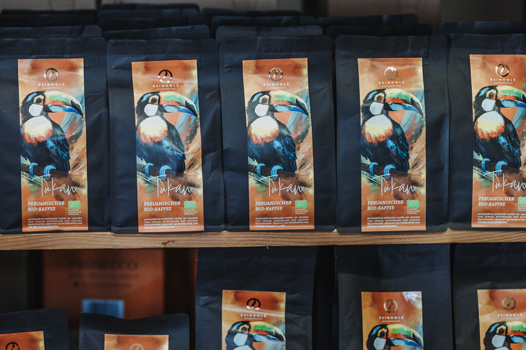 Reinholz Bio Kaffee Tukan aus Peru als ganze Bohnen in Verpackung im Regal