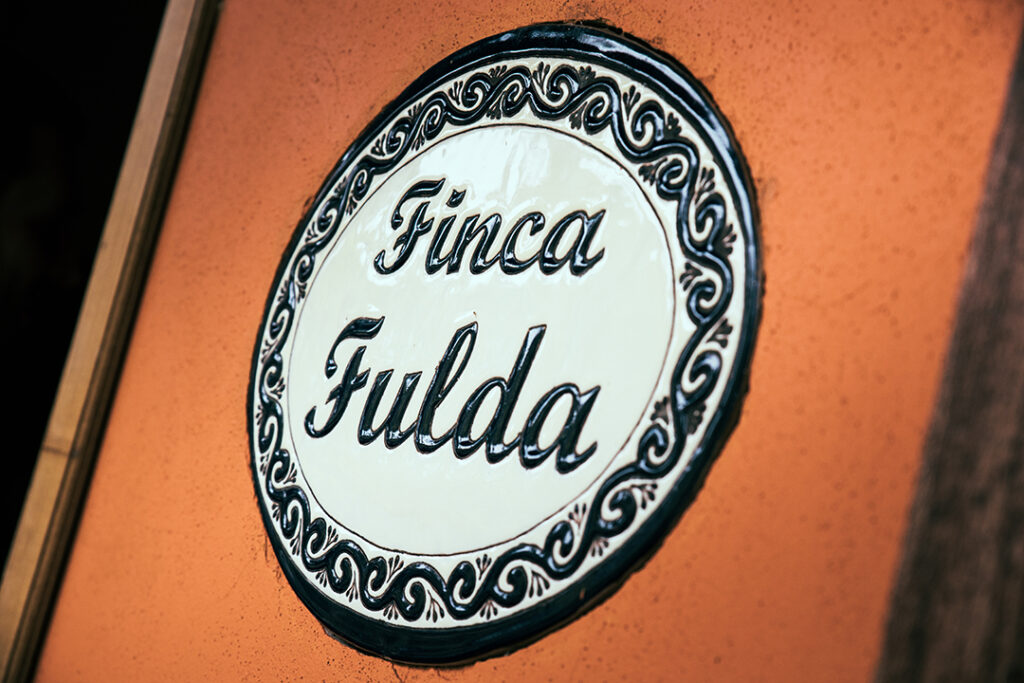 Schild mit Aufschrift Finca Fulda auf der Kaffeefarm in Mexiko