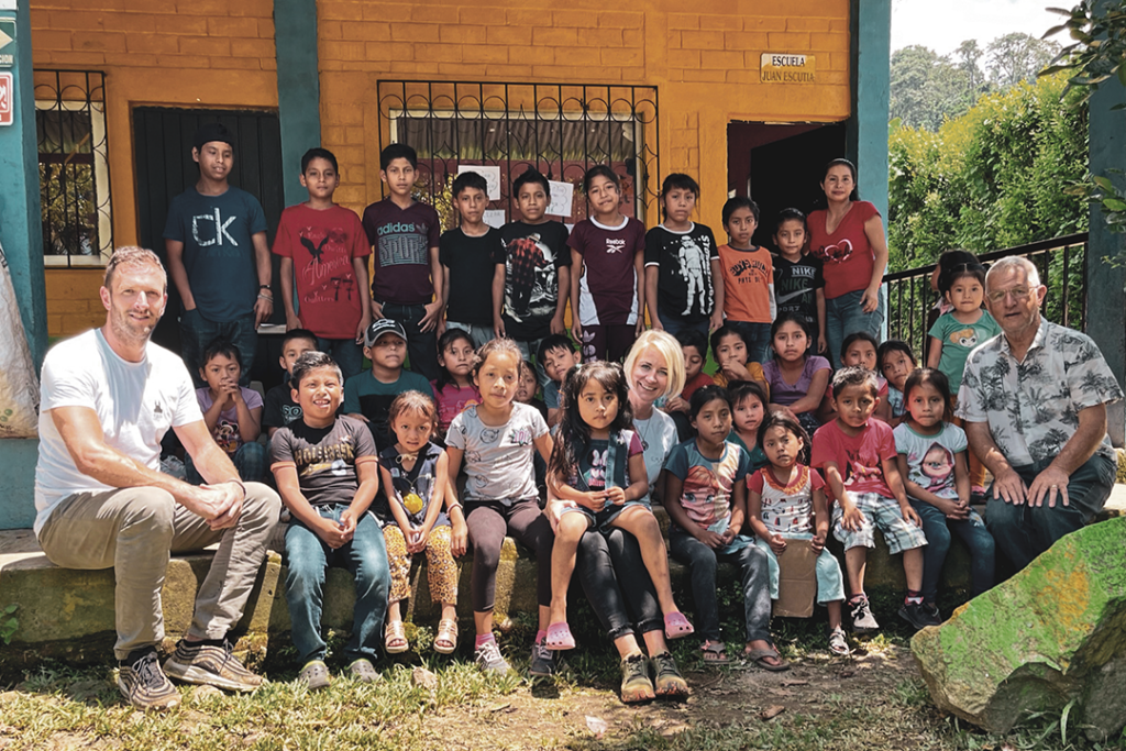 Kinder und Mitarbeitende vor der Schule auf der Finca Fulda Kaffee Mexiko als Teil der sozialen Projekte