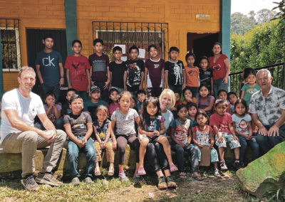 Kinder und Mitarbeitende vor der Schule auf der Finca Fulda Kaffee Mexiko als Teil der sozialen Projekte