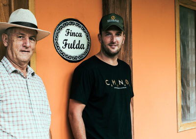 Rainer Böhme und Heiko Reinholz auf der Finca Fulda Kaffee Mexiko vor dem Eingang der Farm