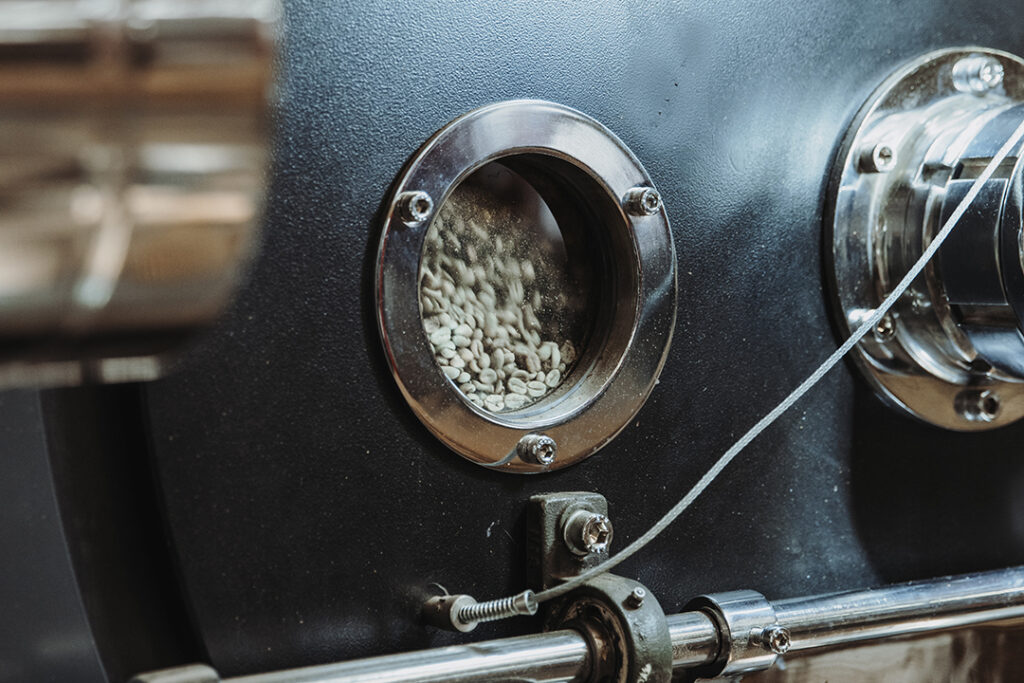 Kaffee Röstgrade entwickeln sich im Trommelröster während der Röstung