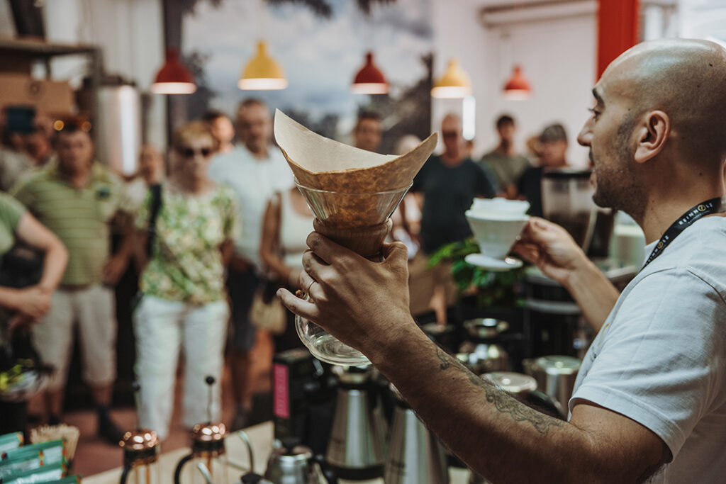 Handfilter Zubereitung bei der Röstereiführung in der Kaffeerösterei Fulda