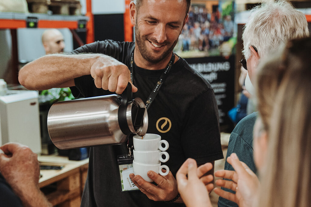 Kaffee wird serviert bei der Verkostung in der Kaffeerösterei Fulda