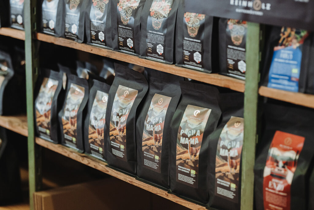 Kaffees und Zubehör im Regal der Kaffeerösterei Fulda Reinholz