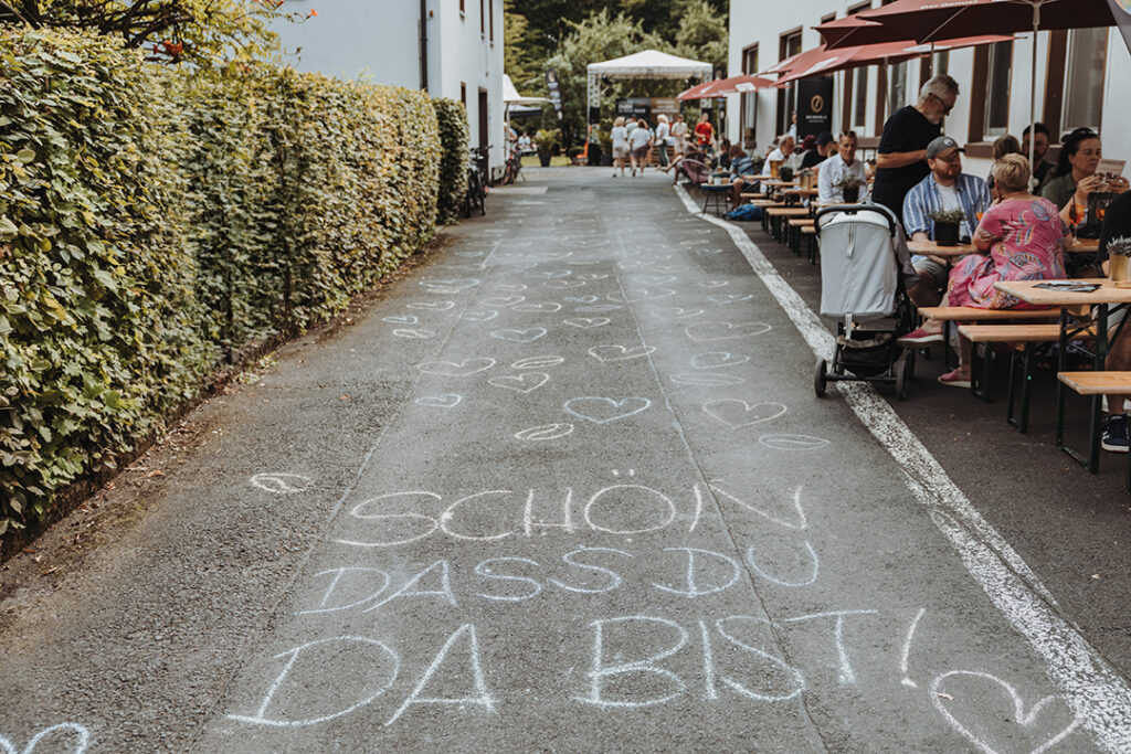 Kaffeerösterei Fulda Reinholz Außenbereich am Rhönbad mit Gästen und Sitzplätzen