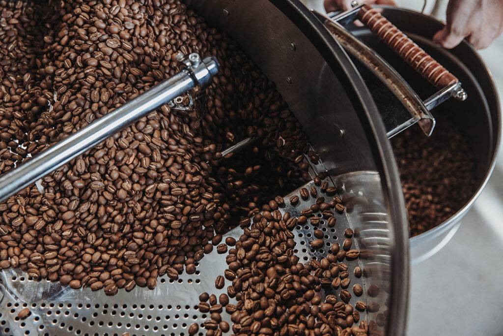 Kaffeebohnen im Trommelröster Röstprozess Reinholz Rösterei Arabica Robusta