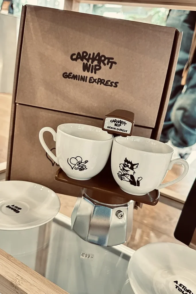 Zwei Tassen vor der Carhartt WIP x Gemini Express Box