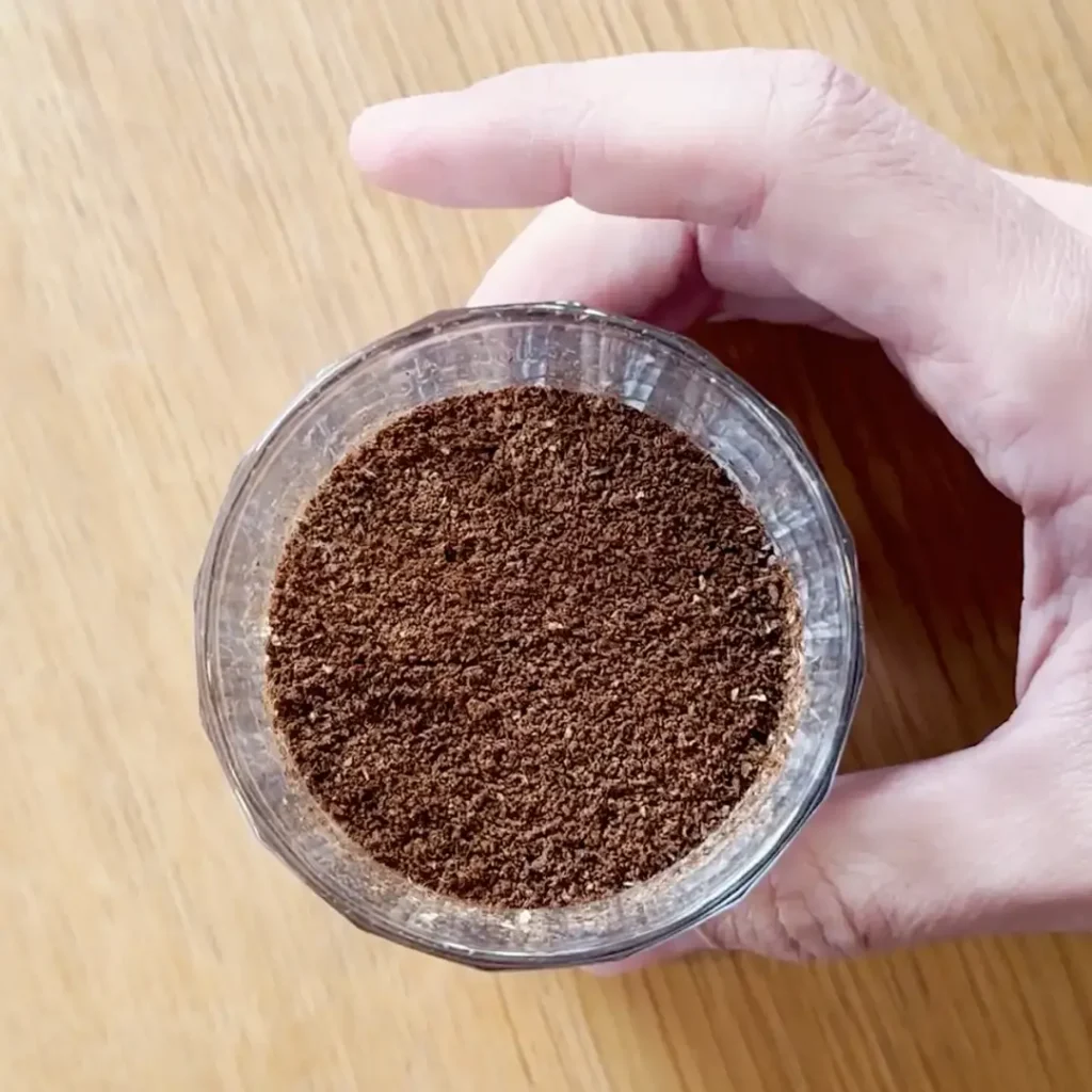 Grob gemahlener Kaffee für Cold Brew in einem Glasgefäß, ungefähr so grob wie Meersalz.
