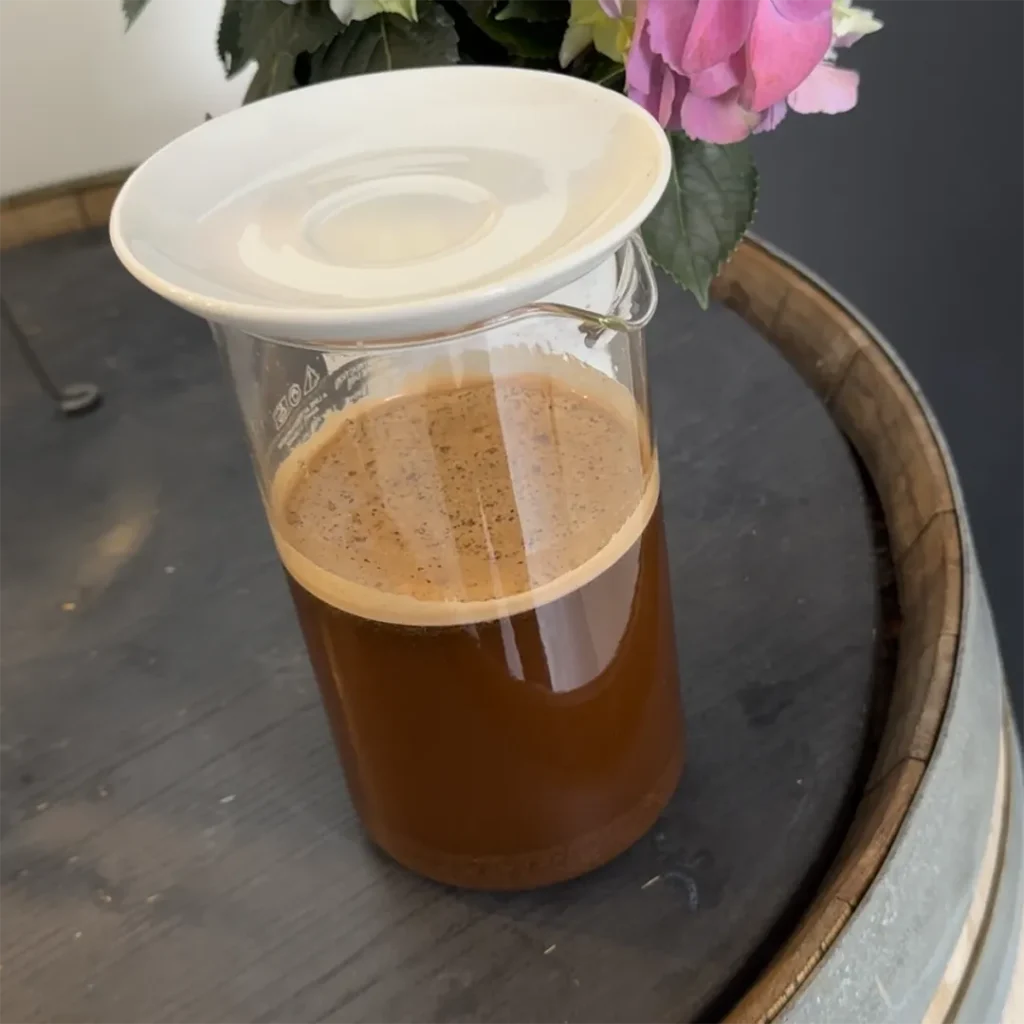 Cold Brew Kaffee zieht mehrere Stunden in einem Glasgefäß für ein besonders mildes Aroma.