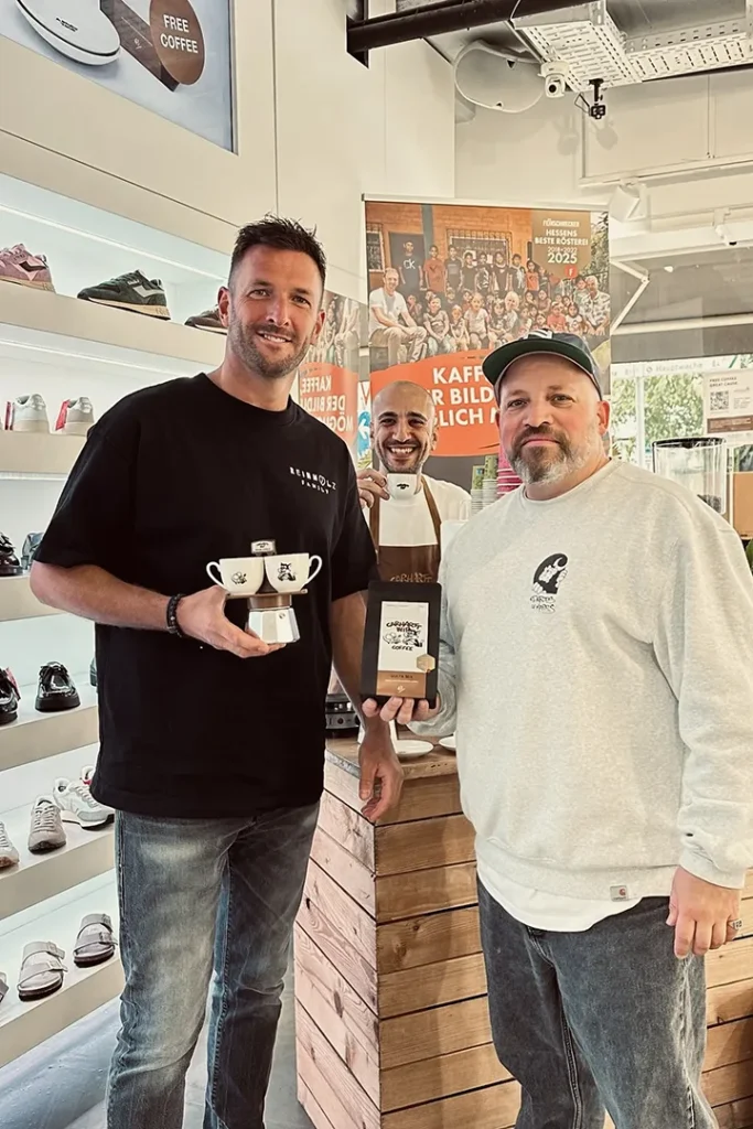 Gruppenfoto an der Kaffeemaschine