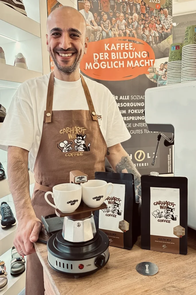 Anton mit Carhartt WIP Schürze und Kaffee-Setup