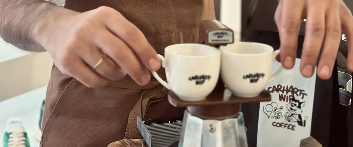 reinholz-carhartt-wip-coffee-collaboration-titelbild Specialty Coffee trifft Streetwear Culture: Gemeinsam mit Carhartt WIP, Gemini Express und 43einhalb durften wir ein ganz besonderes Coffee Event in Frankfurt begleiten. Mit dabei: unsere Chefs Heiko und Olga, Barista Anton, jede Menge gute Gespräche und richtig entspannte Vibes.