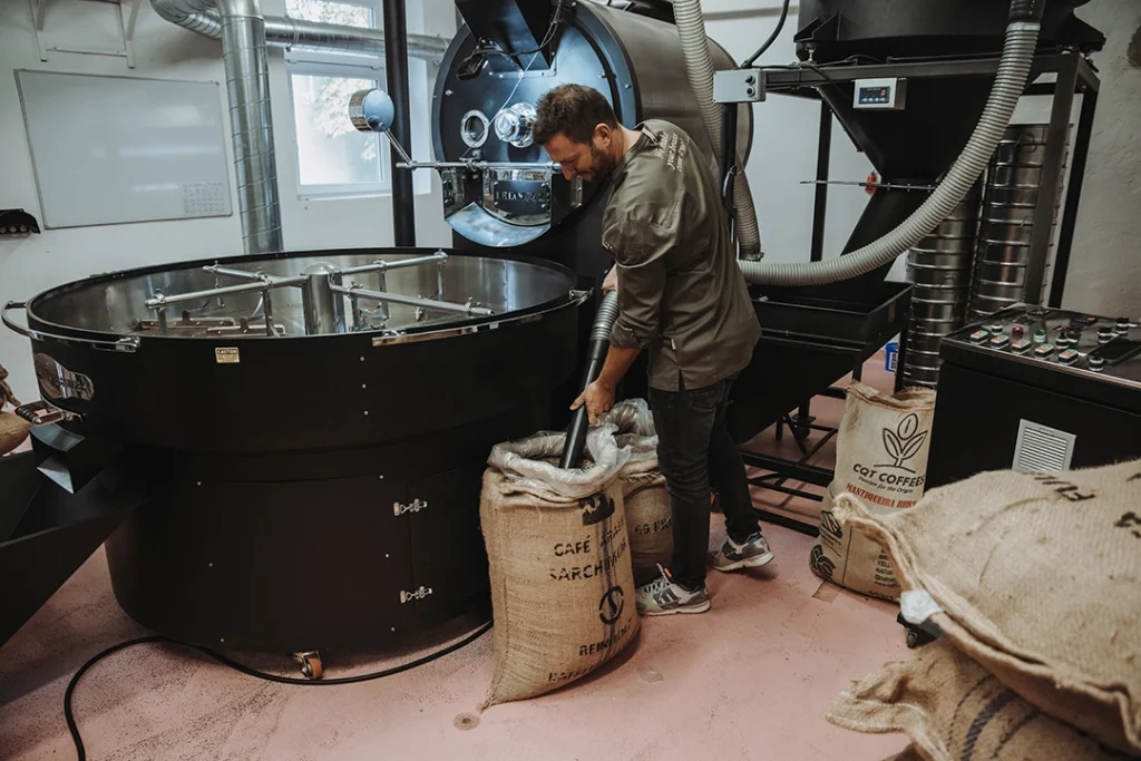 Trommelröster in der Reinholz Kaffeerösterei mit 100 kg Kapazität bei der Kaffee Trommelröstung
