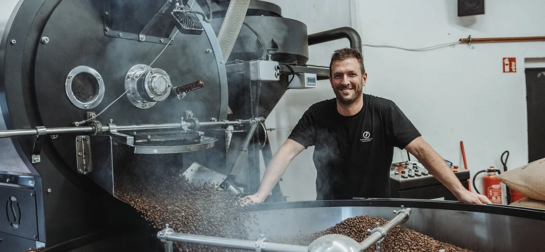 Trommelröstung vs. Industrieröstung: Warum guter Kaffee Zeit braucht