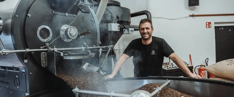 Trommelröstung vs. Industrieröstung: Warum guter Kaffee Zeit braucht