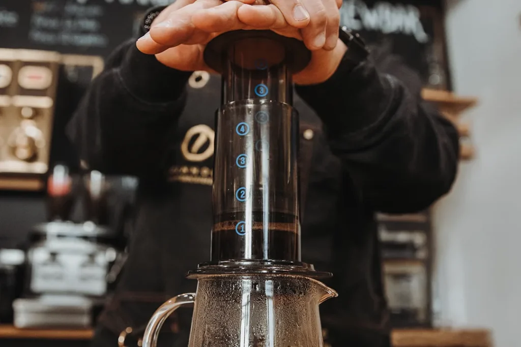 AeroPress Kaffee langsam und gleichmäßig in die Kanne pressen