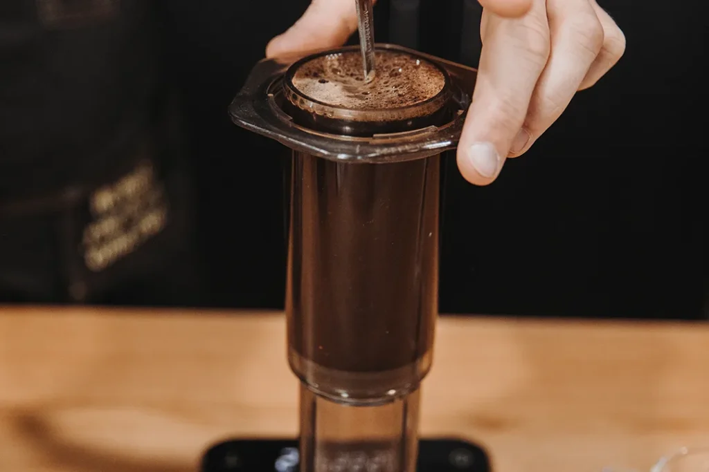 Kaffee in der AeroPress während der Extraktion umrühren