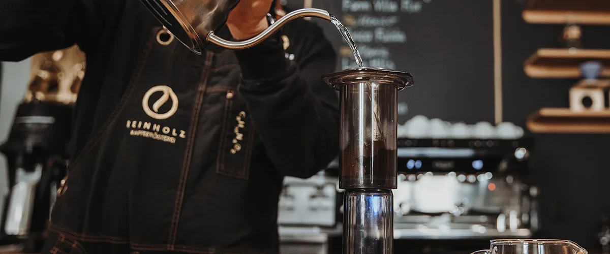 AeroPress Kaffeezubereitung bei Reinholz mit frisch aufgegossenem Specialty Coffee