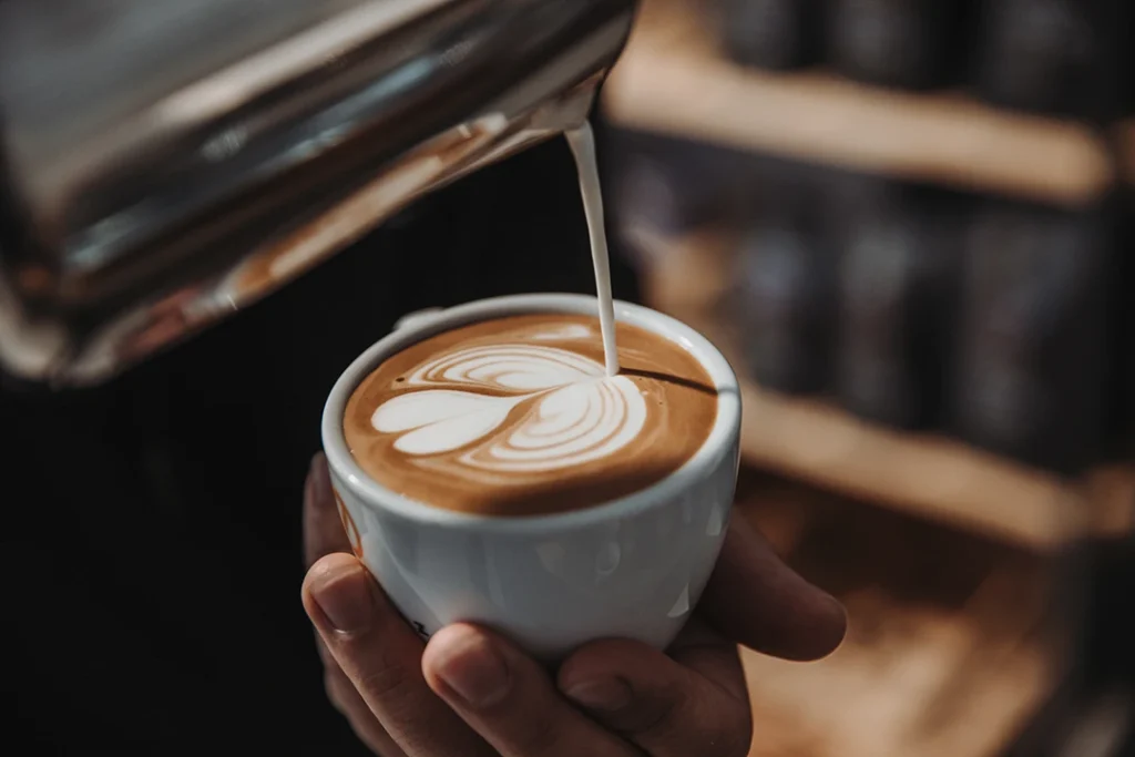 Cappuccino mit Latte Art in einer Tasse der Reinholz Kaffeerösterei