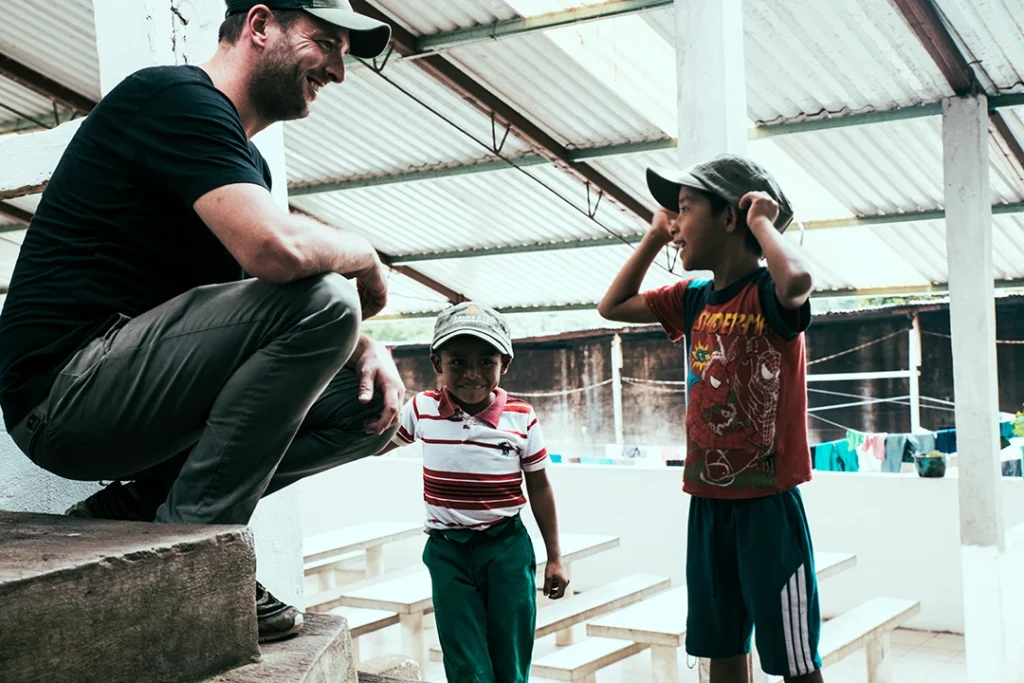 Heiko Reinholz im Gespräch mit Kindern auf der Finca Fulda in Mexiko