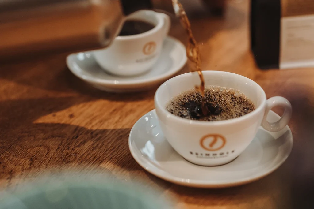 Frisch eingeschenkter Filterkaffee in einer Tasse der Reinholz Kaffeerösterei