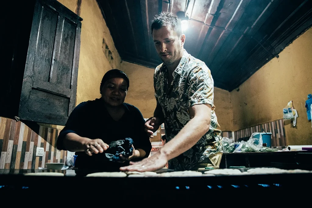 Heiko Reinholz beim gemeinsamen Tortillas backen mit einer Familie auf der Finca Fulda