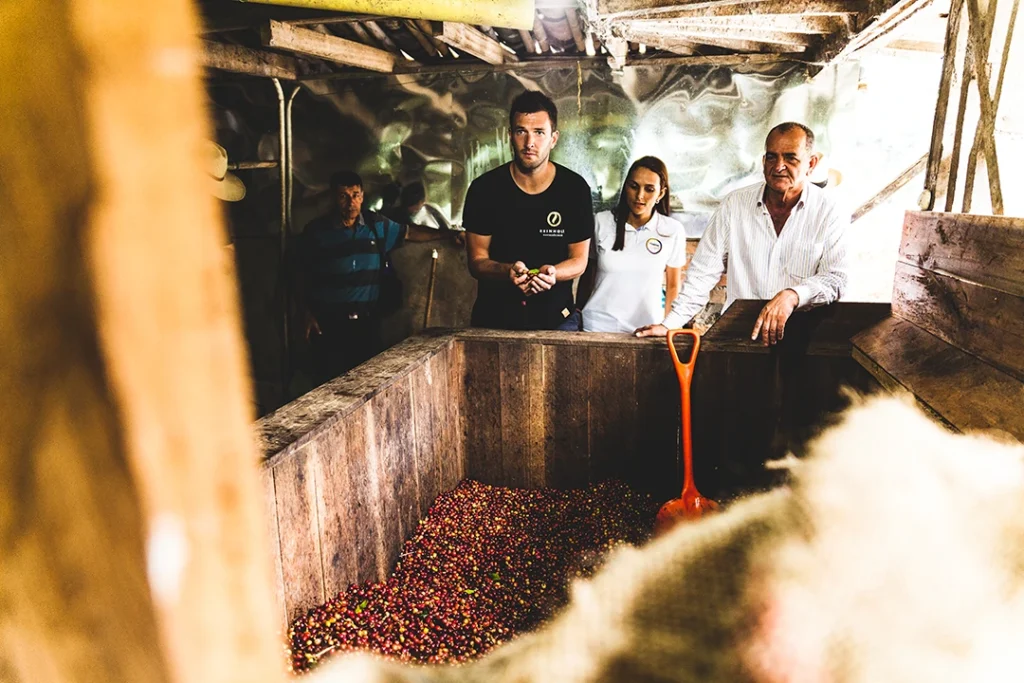 Heiko Reinholz und Rainer Böhme bei der Kaffeeaufbereitung auf der Finca Fulda in Mexiko