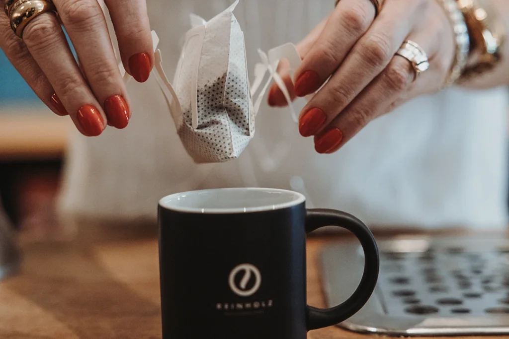 Drip Coffee Bag mit Papierhaltern auf eine Tasse setzen