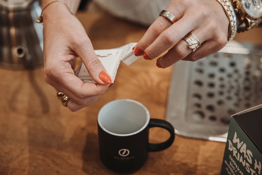 Drip Coffee Bag öffnen und an der Perforation aufreißen