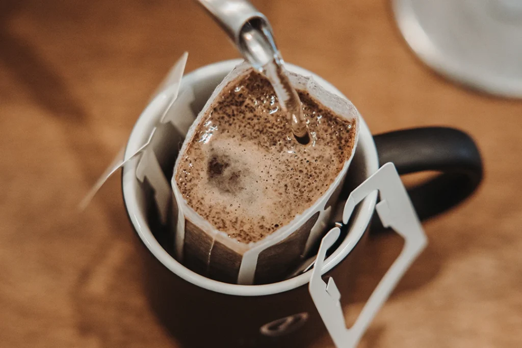 Drip Coffee Bag langsam mit heißem Wasser aufgießen
