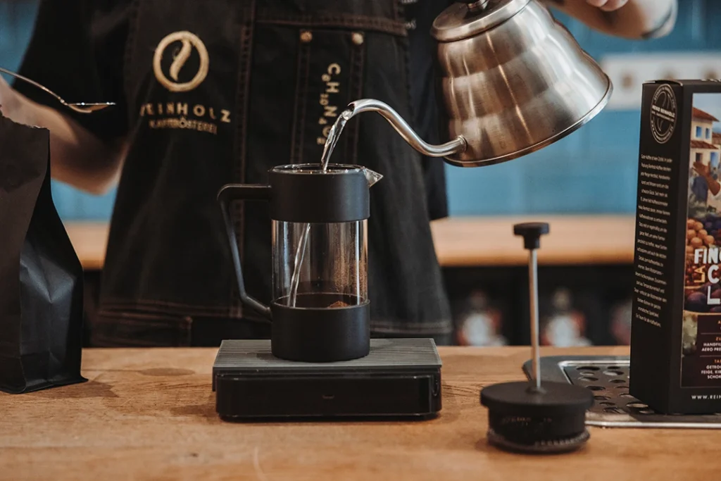 Zubereitung eines Filterkaffees mit der French Press im Reinholz Kaffeeladen in Fulda.