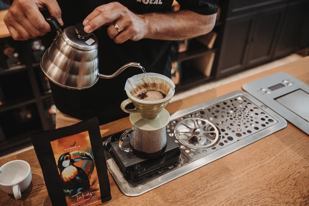 Frisch aufgebrühter Handfilterkaffee im Reinholz Kaffeeladen in Fulda.