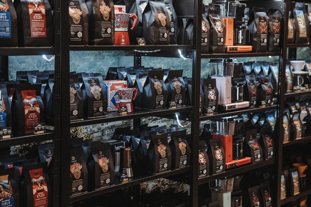 Kaffees, Zubehör und Brühmethoden im Reinholz Kaffeeladen in Fulda.