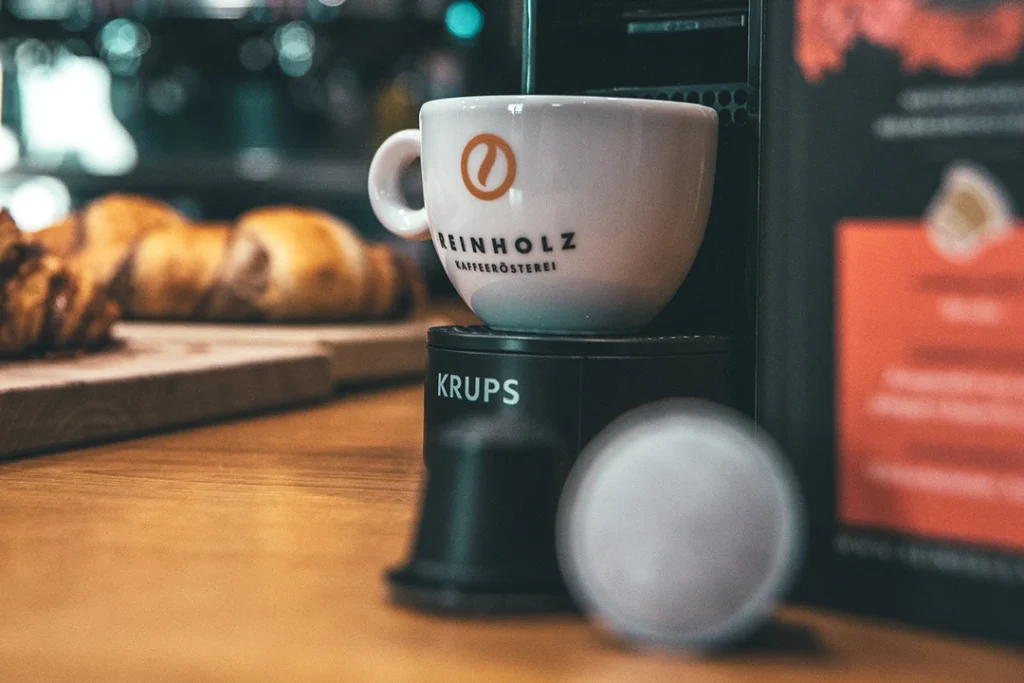 Nachhaltige Kaffeekapseln in einer Nespresso®-kompatiblen Kapselmaschine von Reinholz