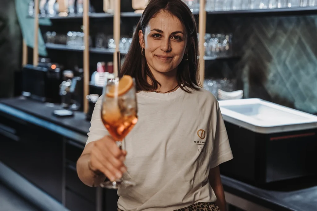 Gastro-Chefin Christin begrüßt Gäste im Reinholz Café am Buttermarkt in Fulda.