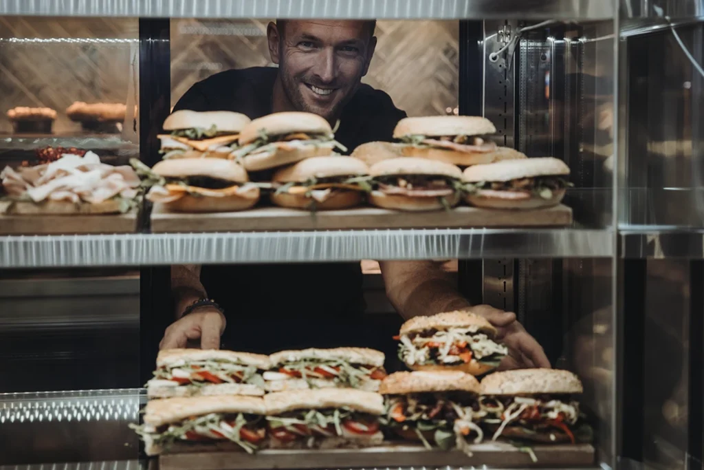 Frisch belegte Bagels und Sandwiches in der Vitrine des Reinholz Cafés am Buttermarkt in Fulda.