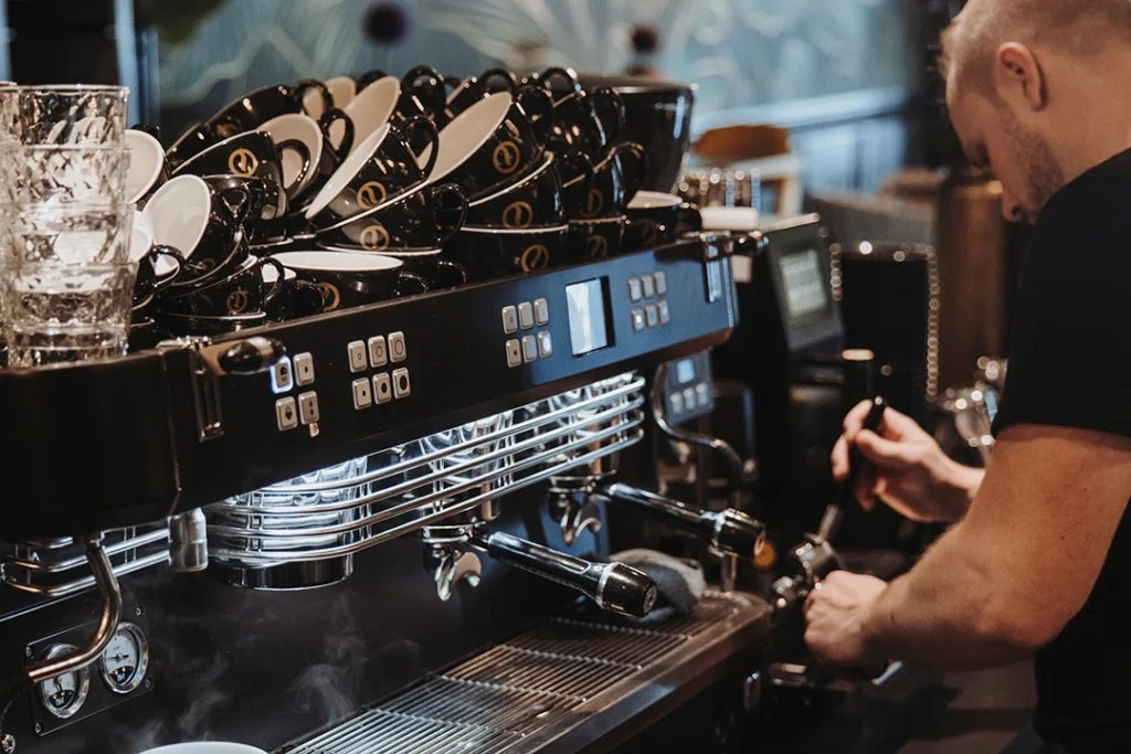 Barista bereitet Espresso an der Siebträgermaschine im Reinholz Café am Buttermarkt in Fulda zu.