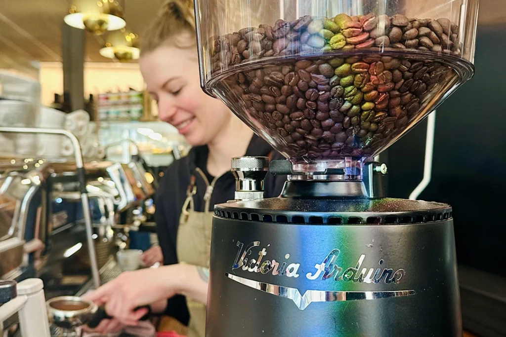Regenbogen auf der Kaffeemühle im Reinholz Kaffeeladen im Steinweg in Fulda