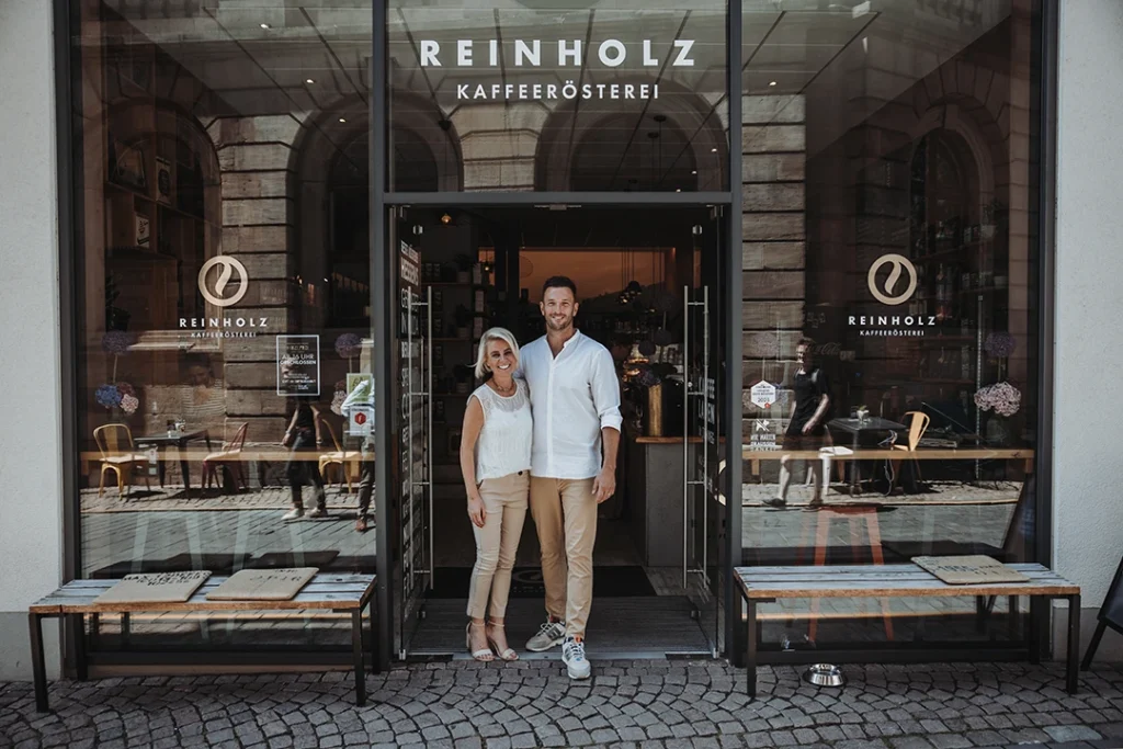 Heiko und Olga vor dem Reinholz Kaffeeladen im Steinweg in Fulda.