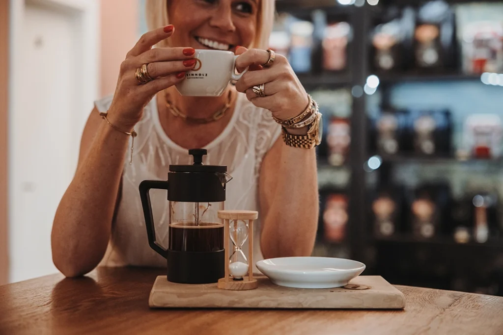 Zubereitung von Spezialitätenkaffee mit der French Press im Reinholz Kaffeeladen in Fulda.