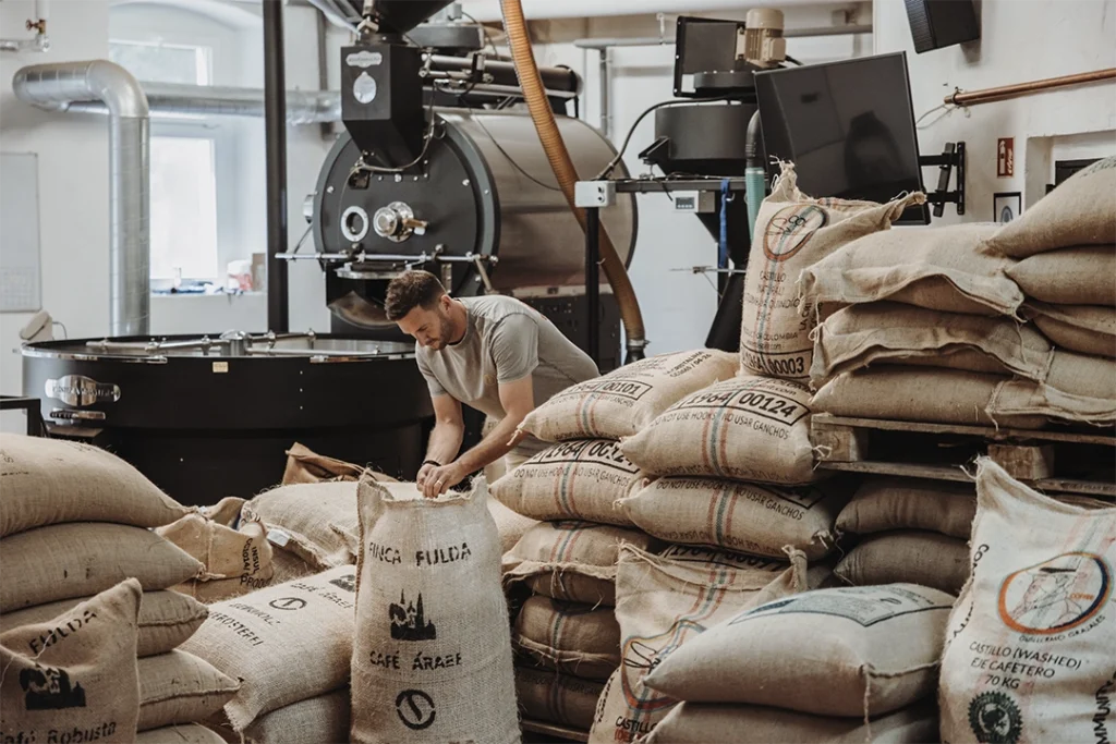 Rohkaffeesäcke in der Reinholz Kaffeerösterei vor der Trommelröstung