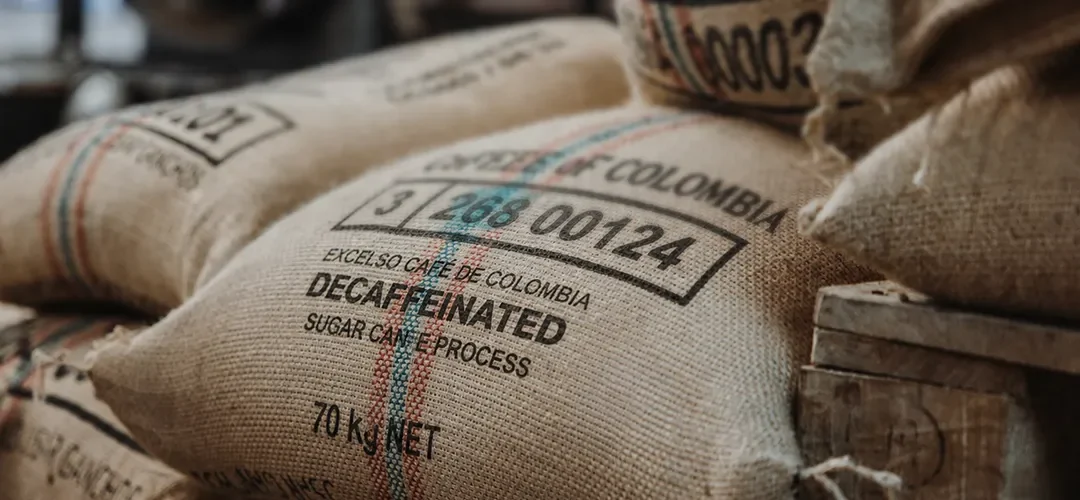 Entkoffeinierung von Kaffee: Wie kommt das Koffein aus der Bohne?