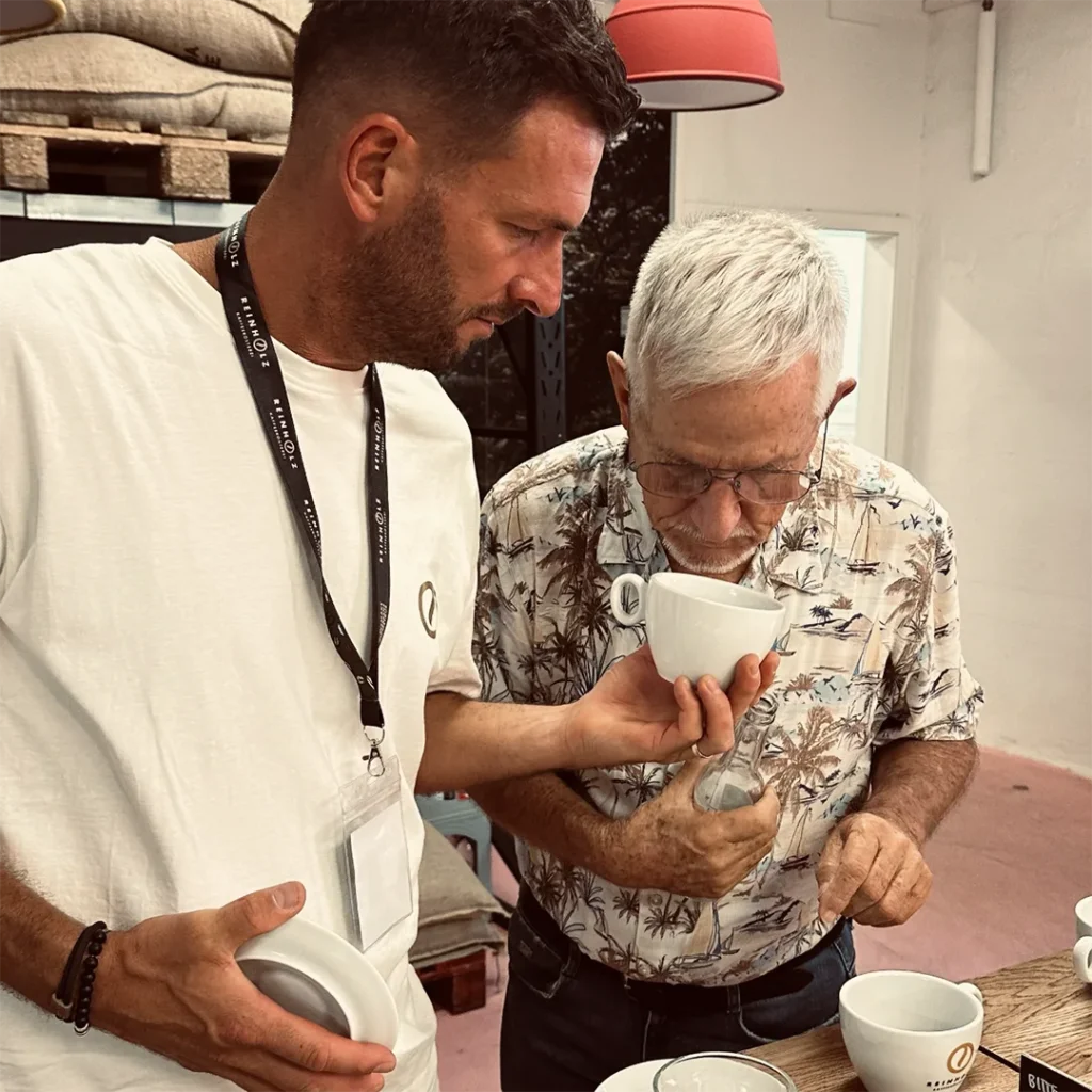 Heiko Reinholz mit Kaffeefarmer Rainer von der Finca Fulda in Mexiko beim Cupping auf dem Hoffest 2026